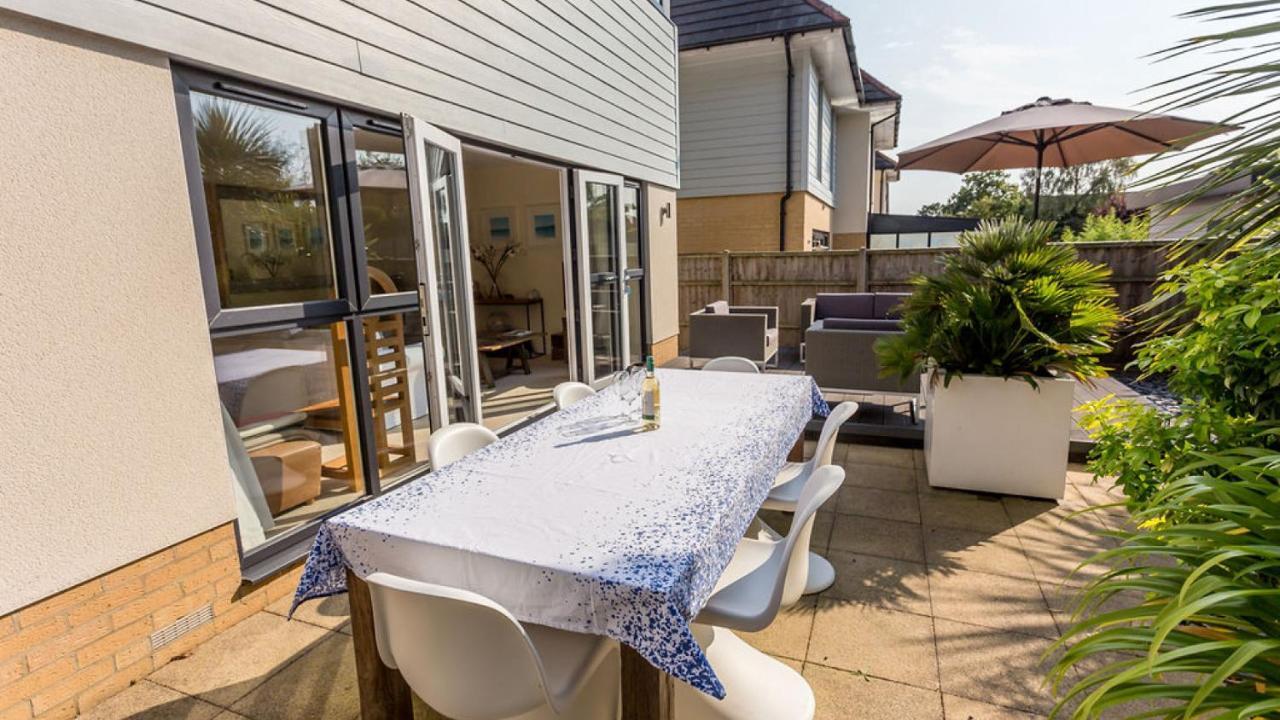 Twin Palms Villa Poole Exterior foto